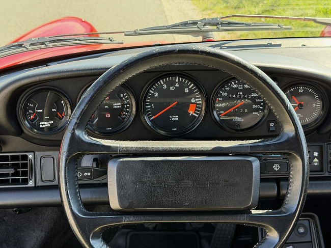 Porsche Gebrauchtwagenangebot PORSCHE 911 3,2L CARRERA COUPE IN INDISCHROT
