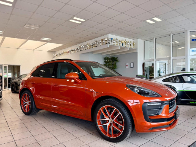 PORSCHE MACAN IN PAPAYAMETALLIC - SCHECKHEFTGEPFLEGT
