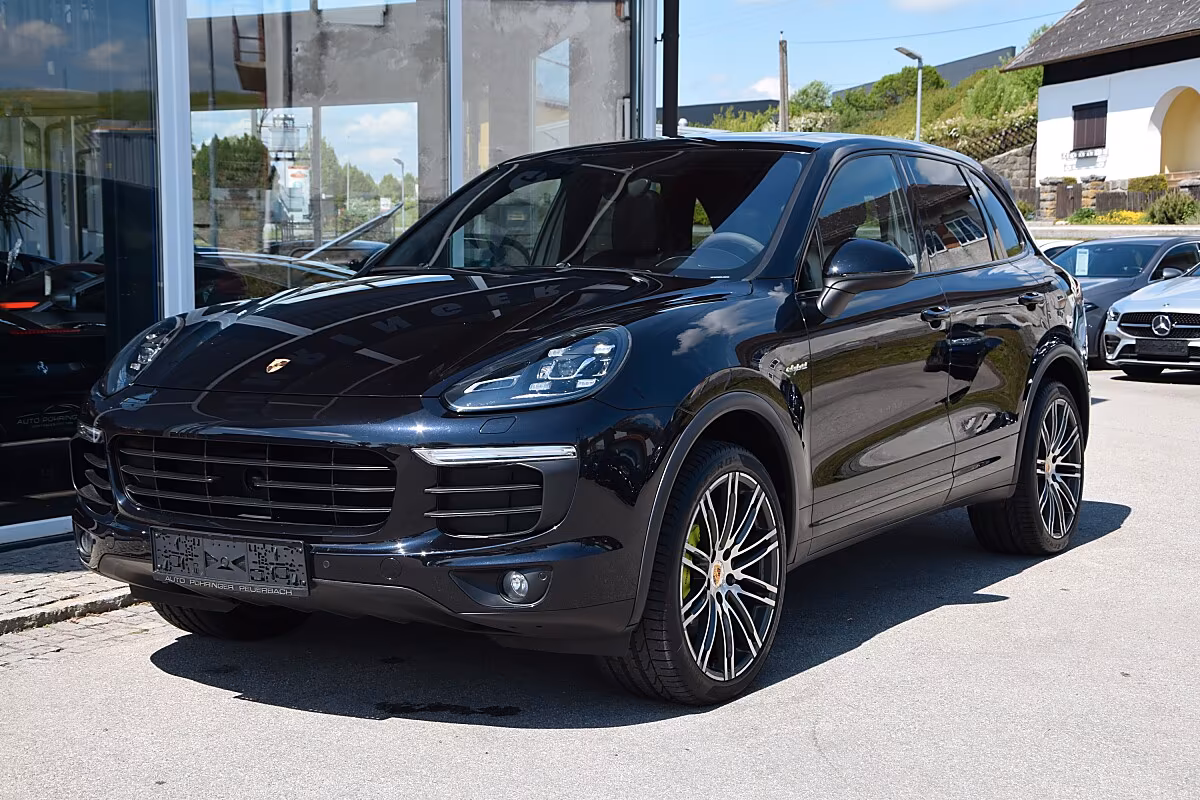 PORSCHE CAYENNE 3.0L E-HYBRID IN TIEFSCHWARZ