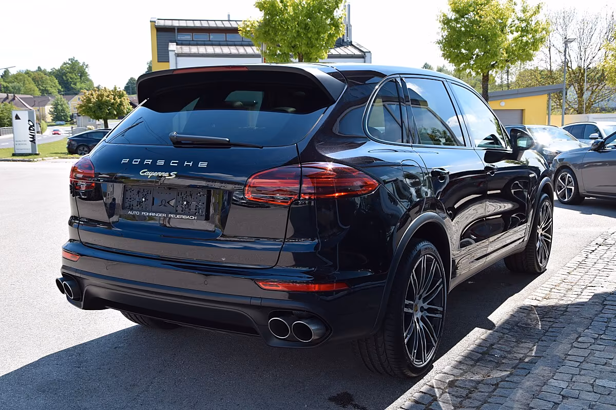 Porsche Gebrauchtwagenangebot PORSCHE CAYENNE 3.0L E-HYBRID IN TIEFSCHWARZ