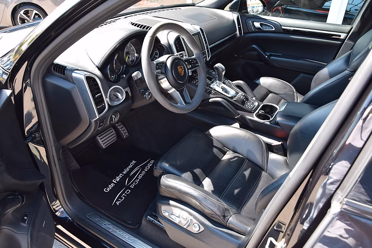 Porsche Gebrauchtwagenangebot PORSCHE CAYENNE 3.0L E-HYBRID IN TIEFSCHWARZ