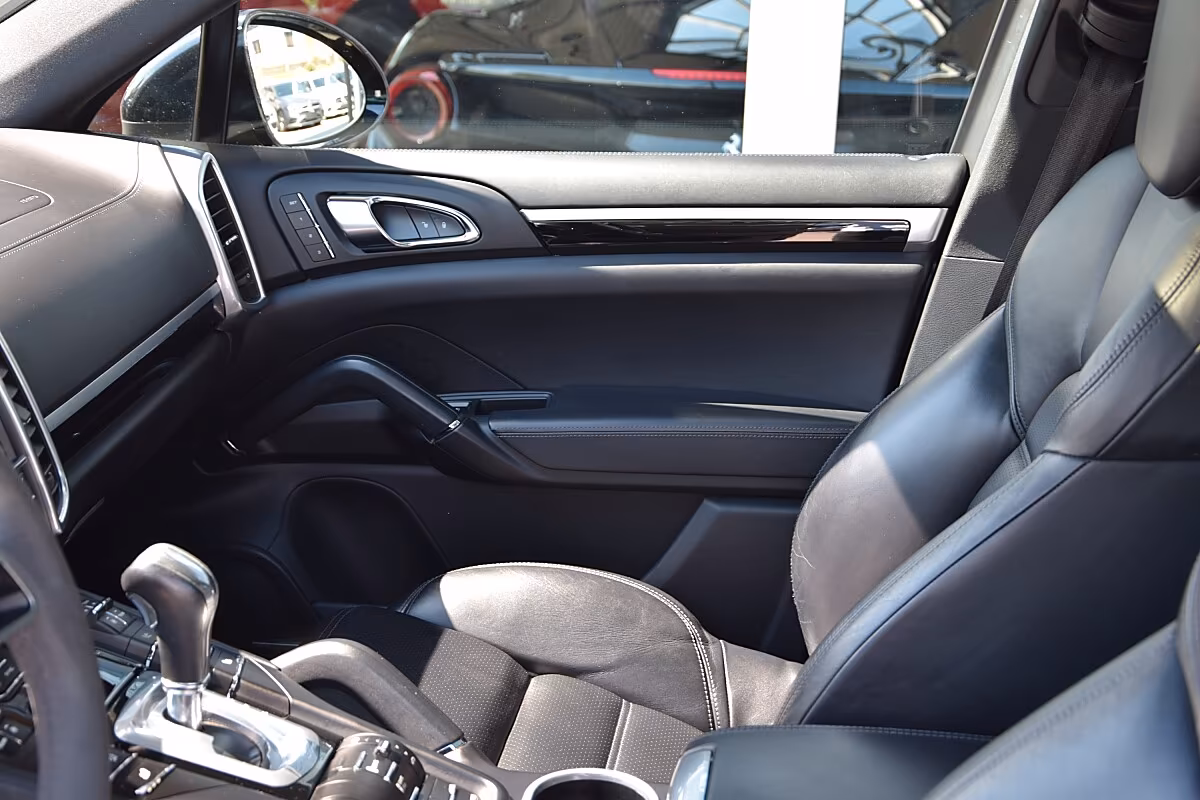 Porsche Gebrauchtwagenangebot PORSCHE CAYENNE 3.0L E-HYBRID IN TIEFSCHWARZ