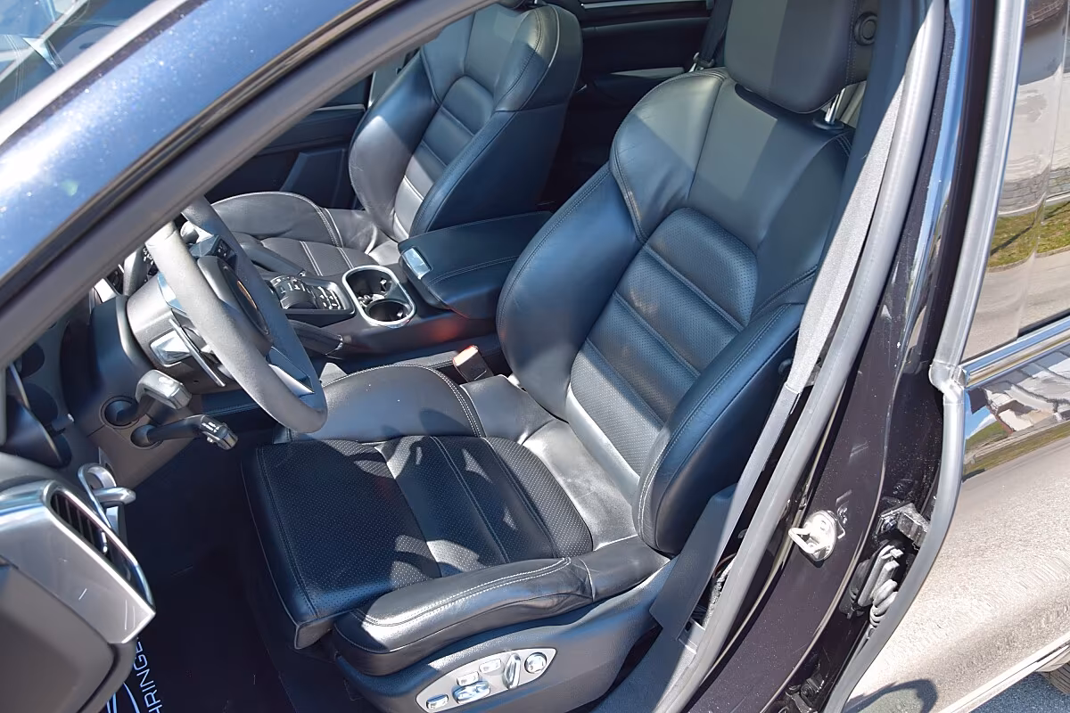 Porsche Gebrauchtwagenangebot PORSCHE CAYENNE 3.0L E-HYBRID IN TIEFSCHWARZ
