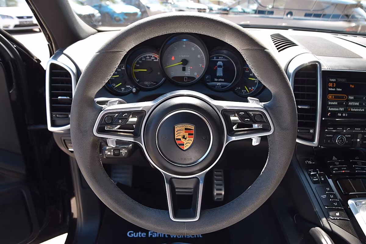 Porsche Gebrauchtwagenangebot PORSCHE CAYENNE 3.0L E-HYBRID IN TIEFSCHWARZ