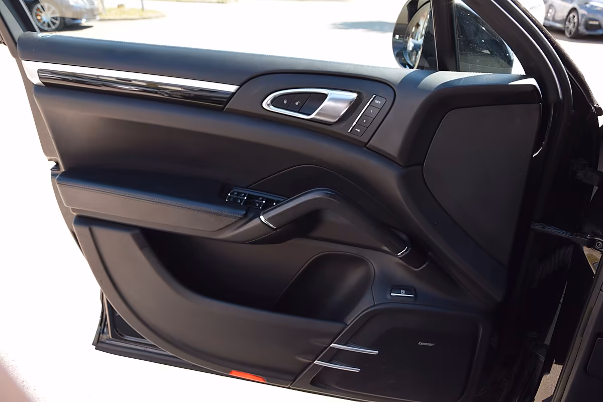Porsche Gebrauchtwagenangebot PORSCHE CAYENNE 3.0L E-HYBRID IN TIEFSCHWARZ