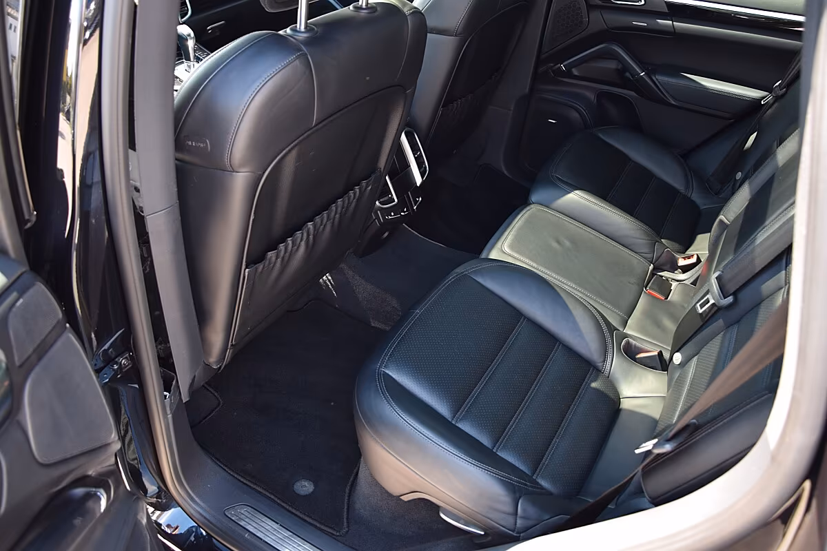 Porsche Gebrauchtwagenangebot PORSCHE CAYENNE 3.0L E-HYBRID IN TIEFSCHWARZ