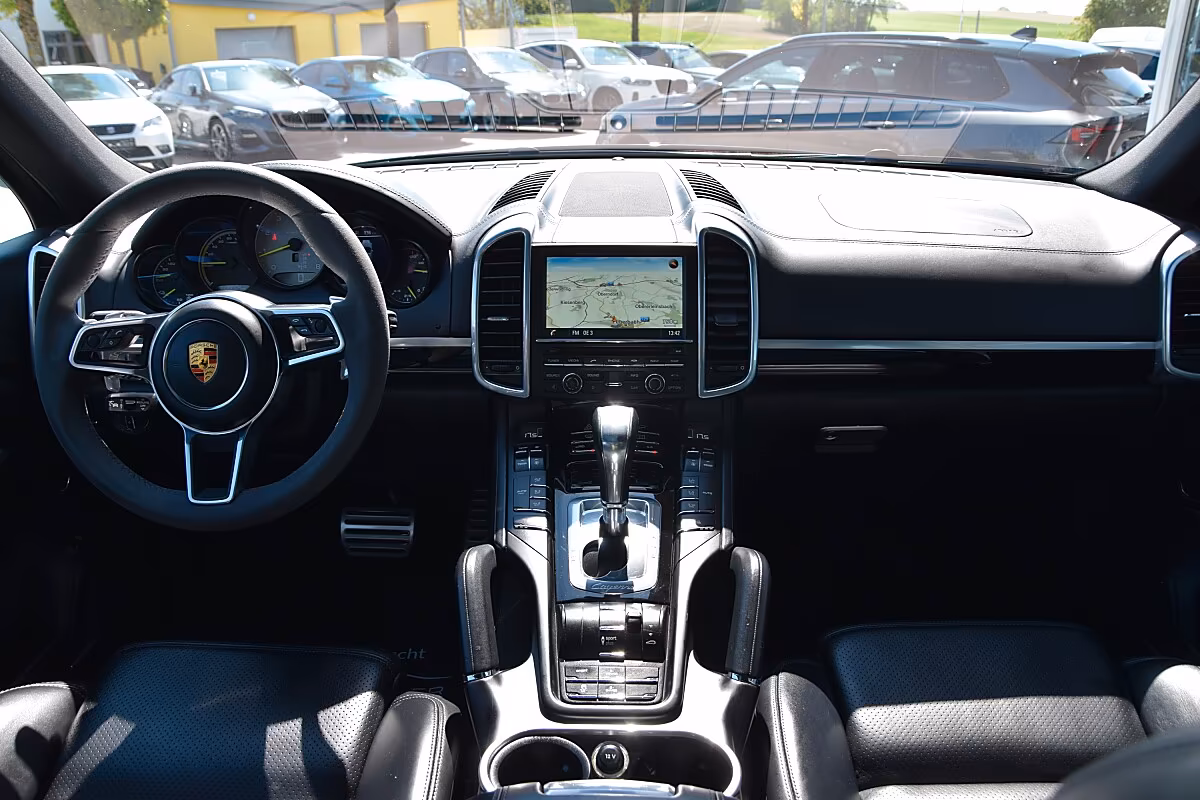 Porsche Gebrauchtwagenangebot PORSCHE CAYENNE 3.0L E-HYBRID IN TIEFSCHWARZ