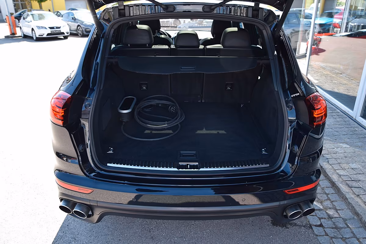 Porsche Gebrauchtwagenangebot PORSCHE CAYENNE 3.0L E-HYBRID IN TIEFSCHWARZ