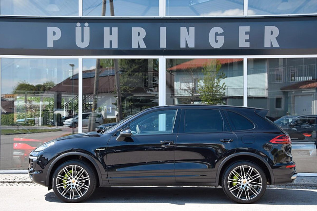 Porsche Gebrauchtwagenangebot PORSCHE CAYENNE 3.0L E-HYBRID IN TIEFSCHWARZ