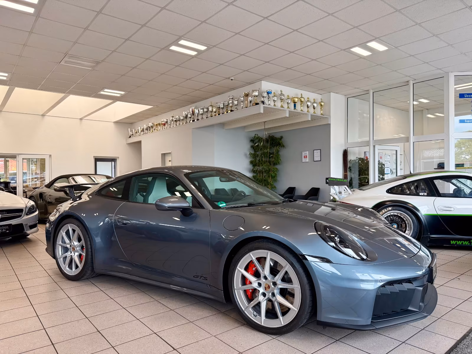 PORSCHE 992.2 CARRERA GTS T-HYBRID IN VANADIUMGRAU