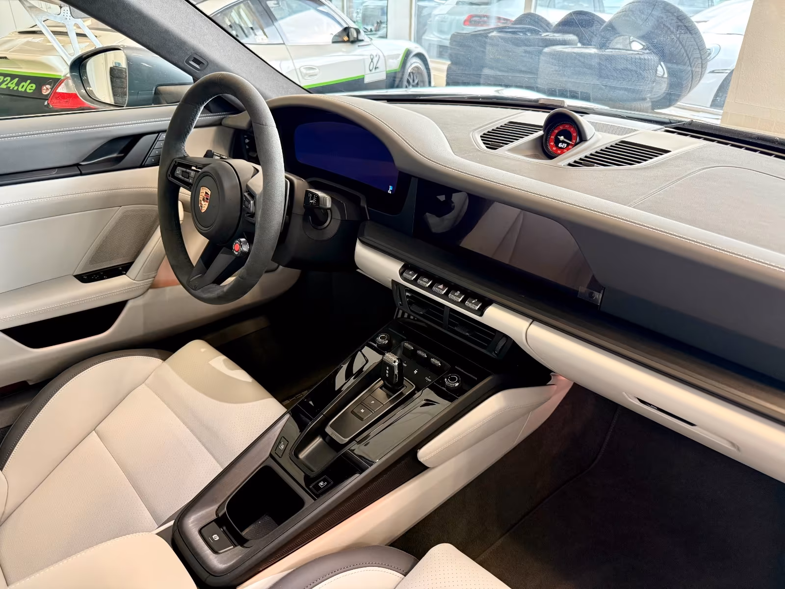 Porsche Gebrauchtwagenangebot PORSCHE 992.2 CARRERA GTS T-HYBRID IN VANADIUMGRAU