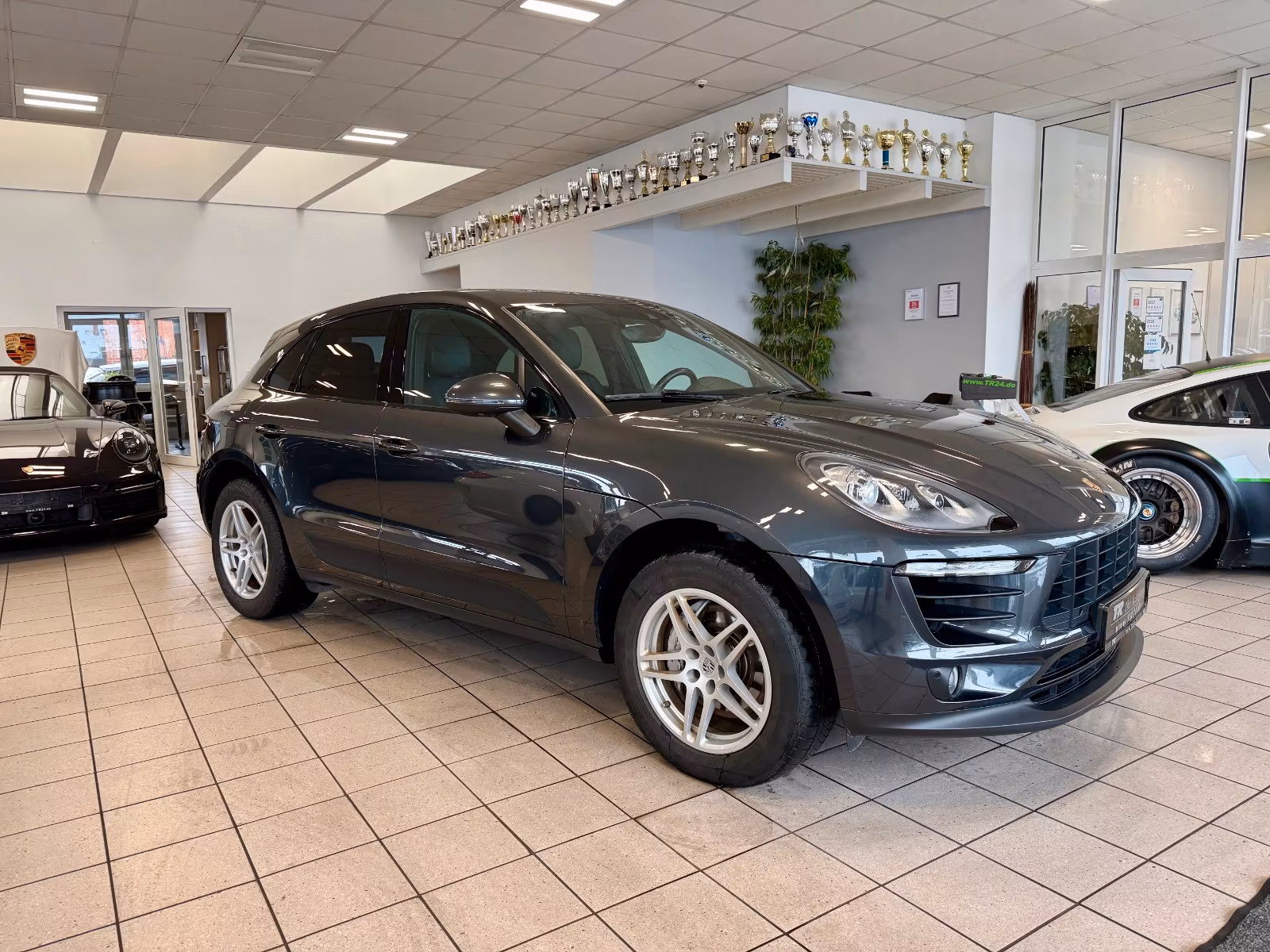 PORSCHE MACAN S IN VULKANGRAU - 2. HAND