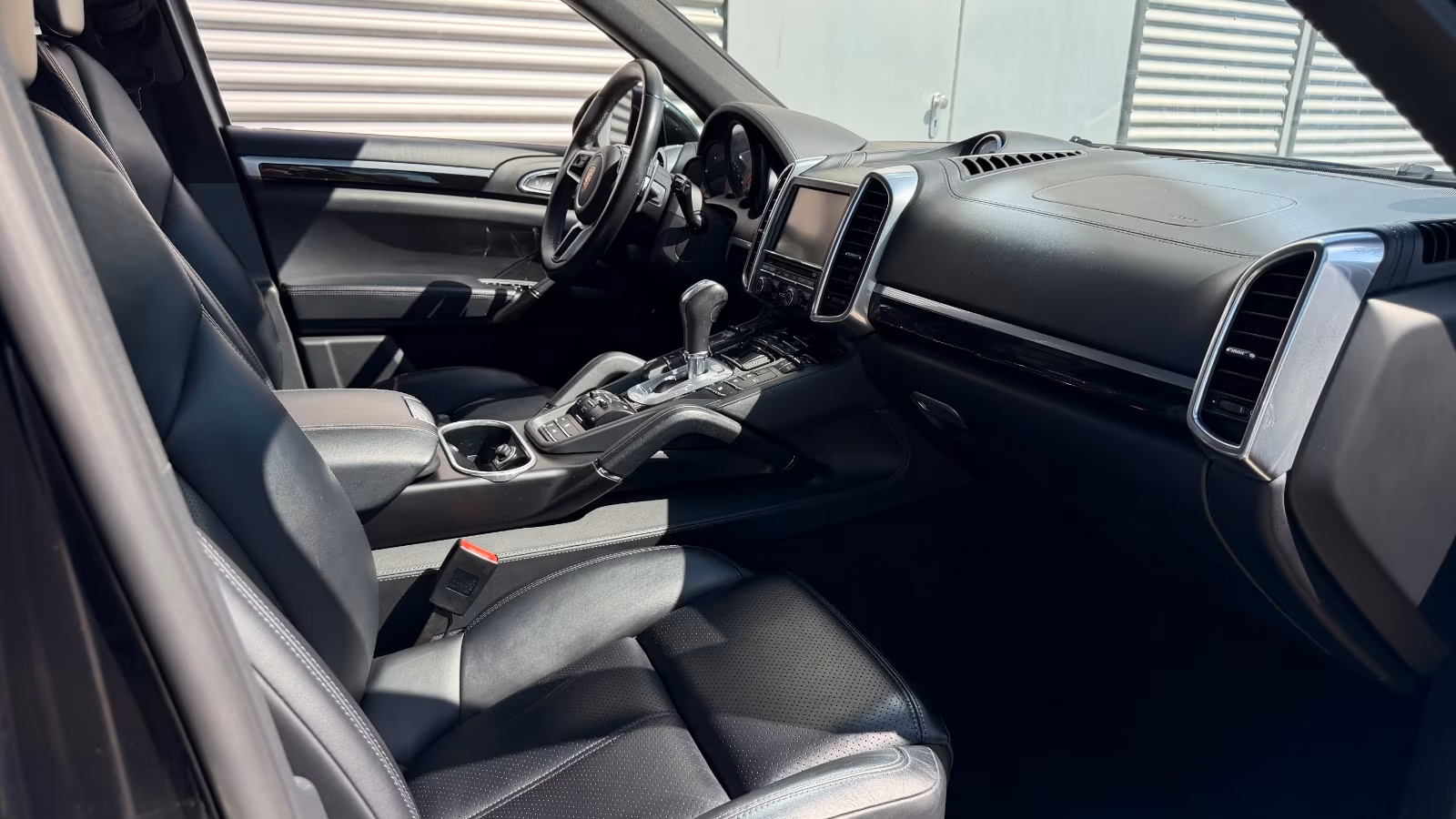 Porsche Gebrauchtwagenangebot PORSCHE CAYENNE S IN TIEFSCHWARZ - 2. HAND