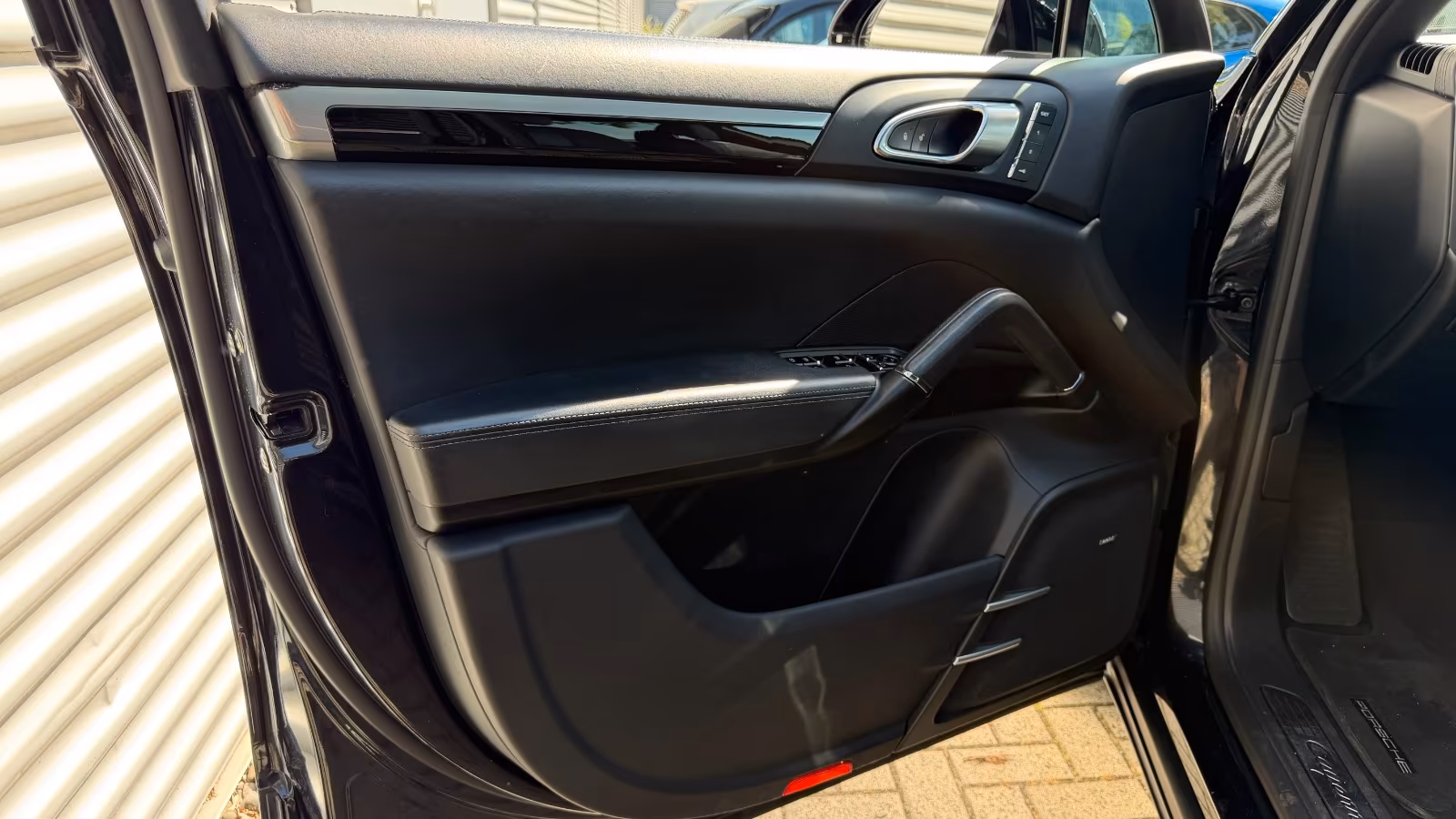 Porsche Gebrauchtwagenangebot PORSCHE CAYENNE S IN TIEFSCHWARZ - 2. HAND