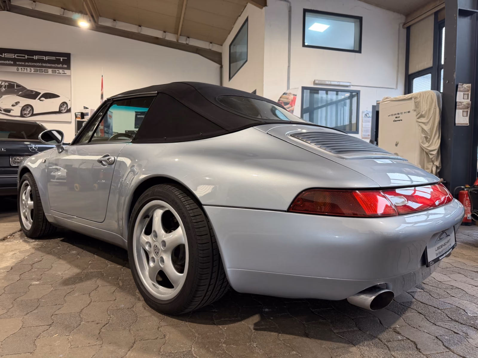 PORSCHE 993 CARRERA 2 CABRIOLET - SCHECKHEFT, POLARSILBER