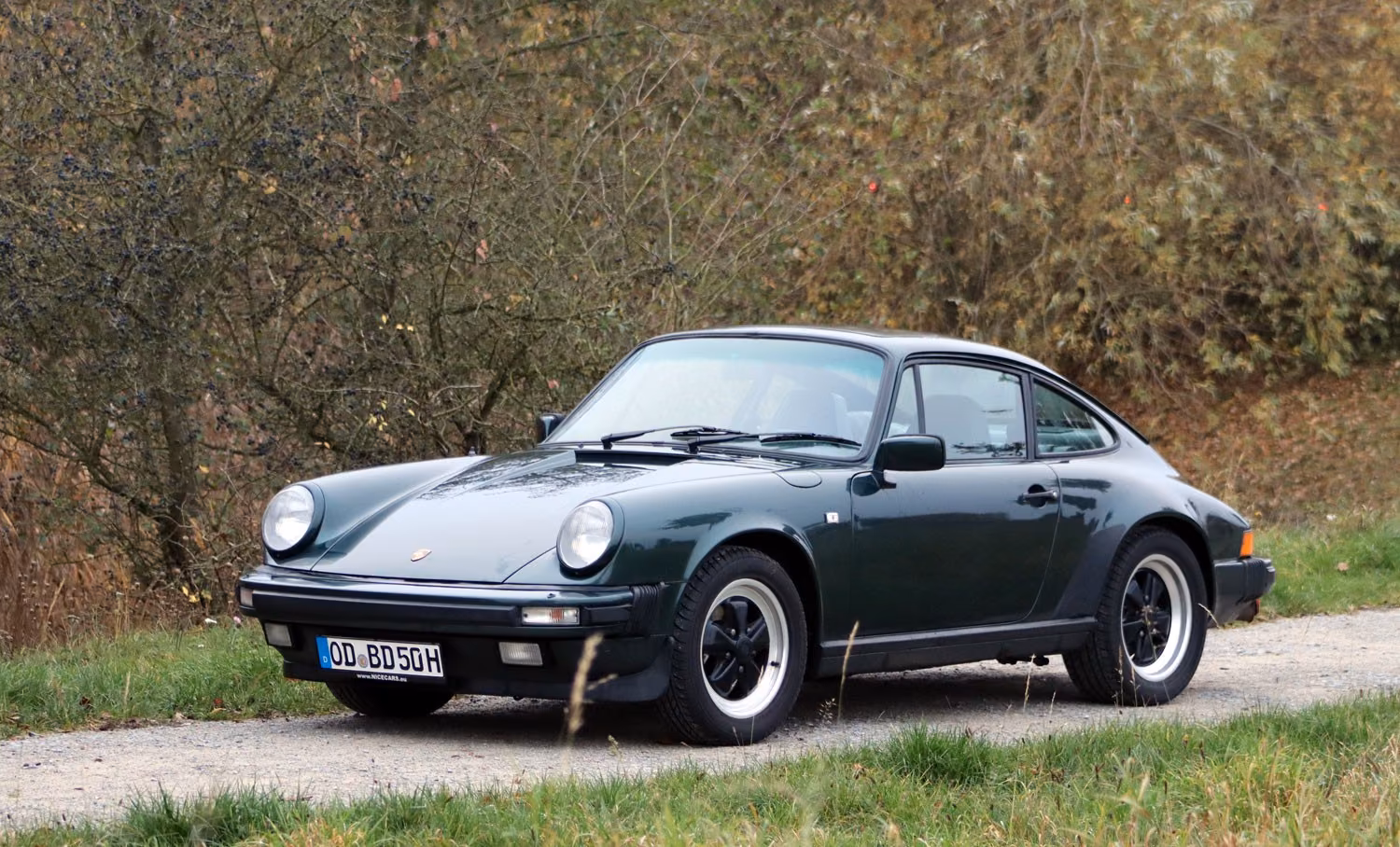 Porsche Gebrauchtwagenangebot PORSCHE 911 CARRERA COUPE - MOOSGRÜN, 3. HAND