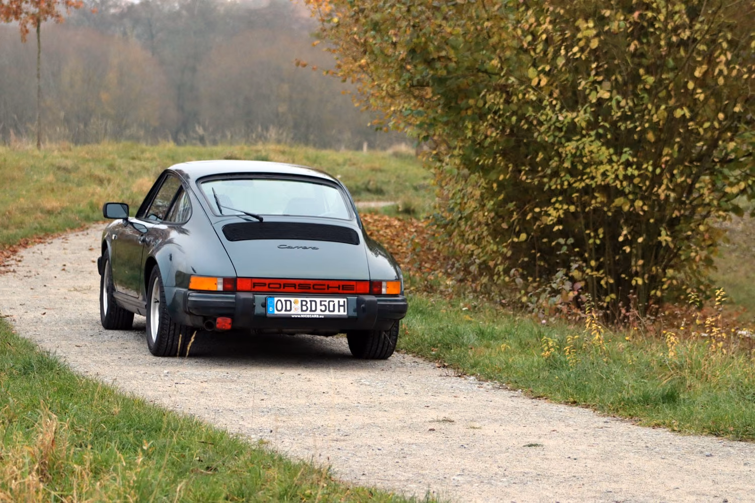 Porsche Gebrauchtwagenangebot PORSCHE 911 CARRERA COUPE - MOOSGRÜN, 3. HAND