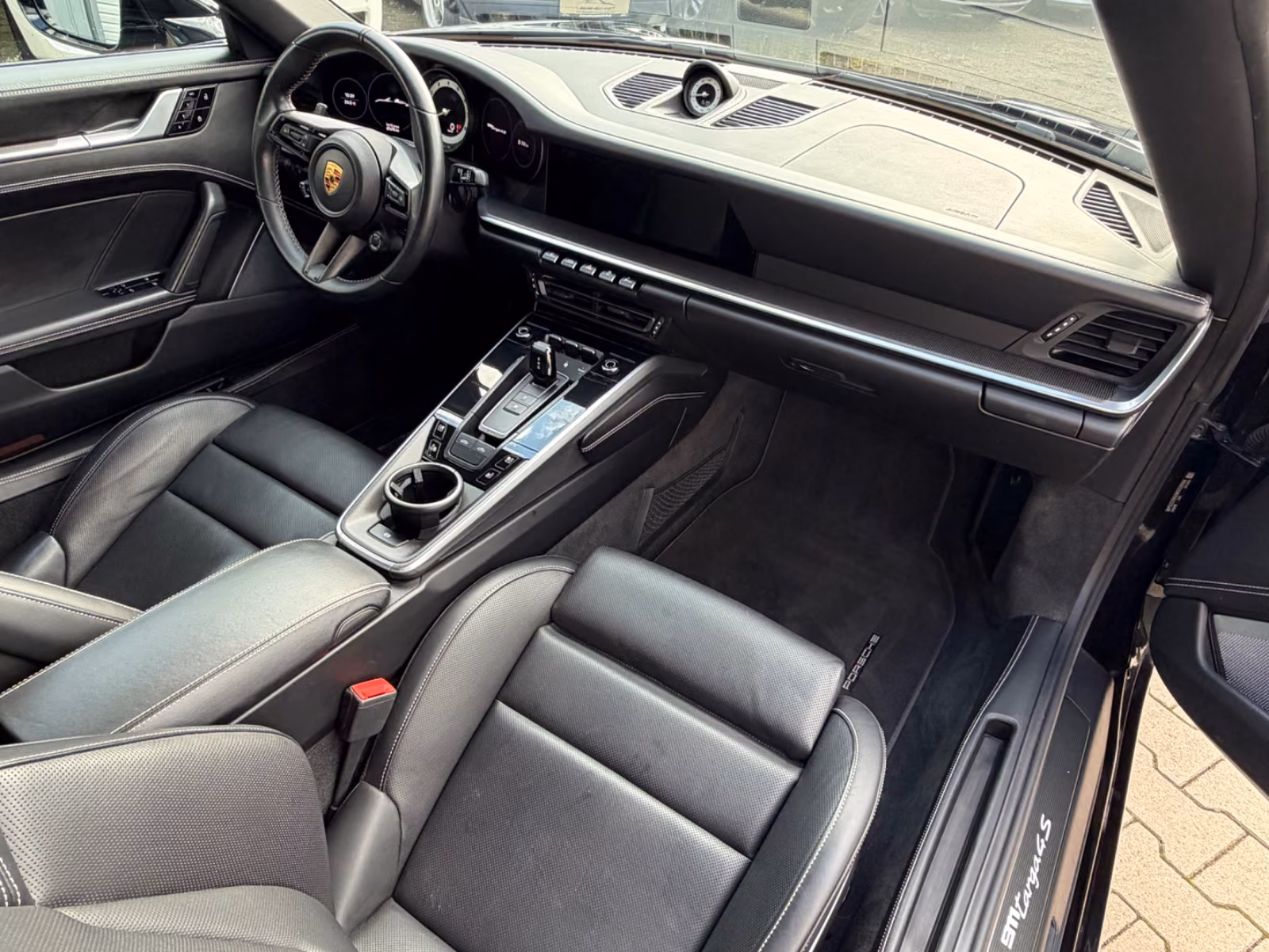 Porsche Gebrauchtwagenangebot PORSCHE 992 TARGA 4S IN SCHWARZ - 1. HAND, LIFTSYSTEM