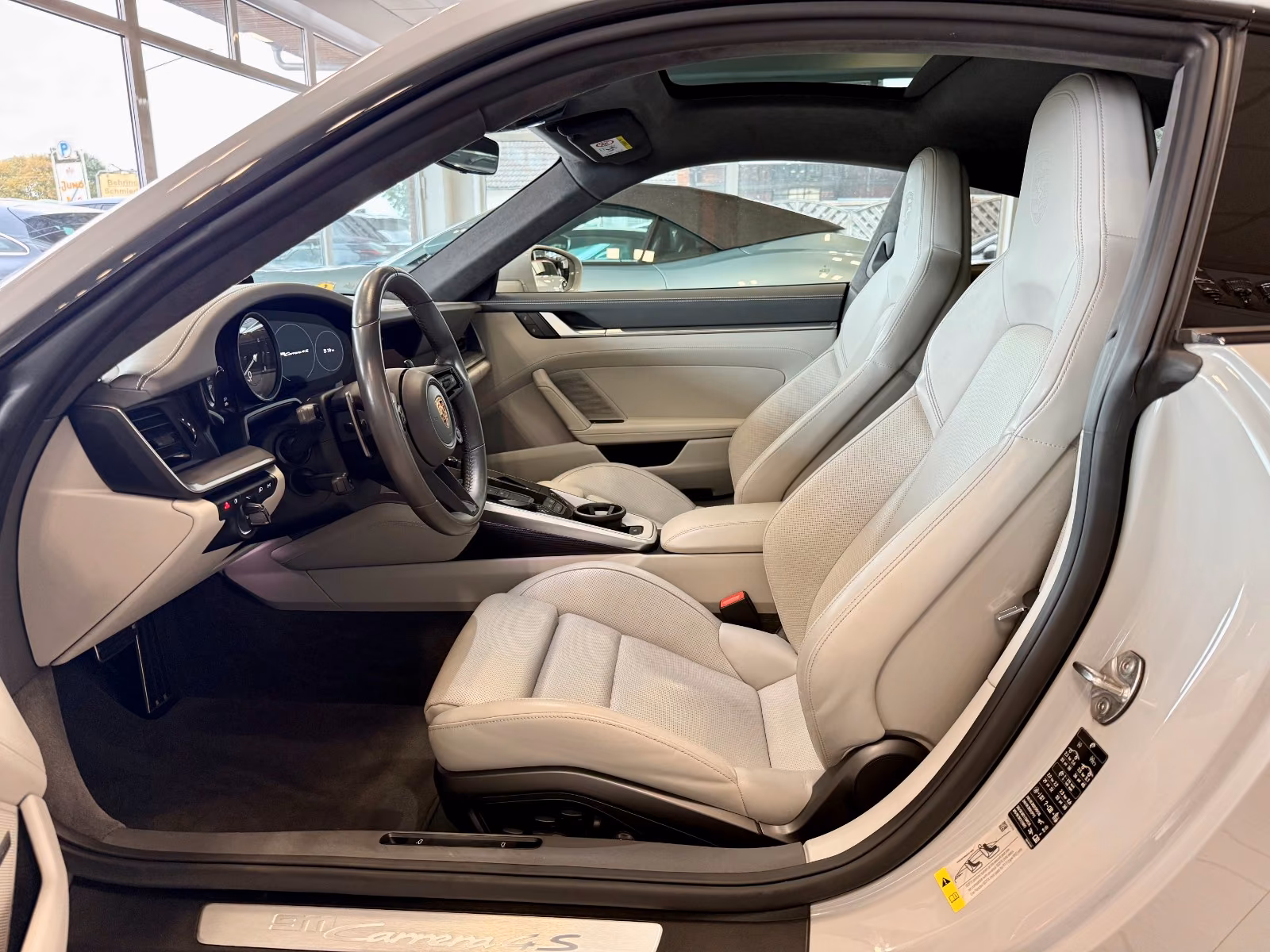 Porsche Gebrauchtwagenangebot PORSCHE 992 CARRERA 4S IN KREIDE