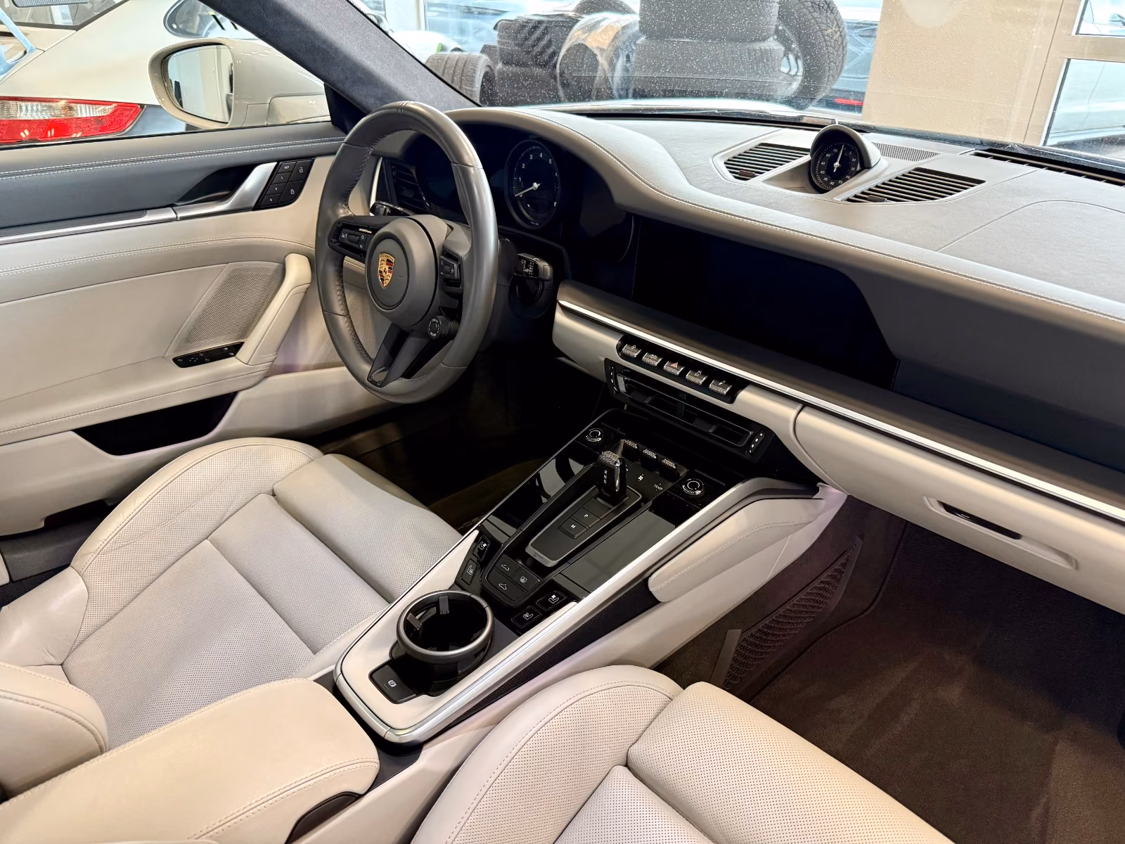 Porsche Gebrauchtwagenangebot PORSCHE 992 CARRERA 4S IN KREIDE