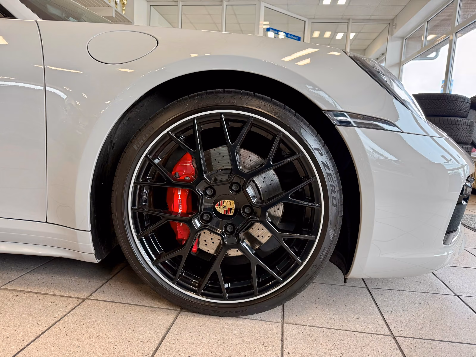 Porsche Gebrauchtwagenangebot PORSCHE 992 CARRERA 4S IN KREIDE