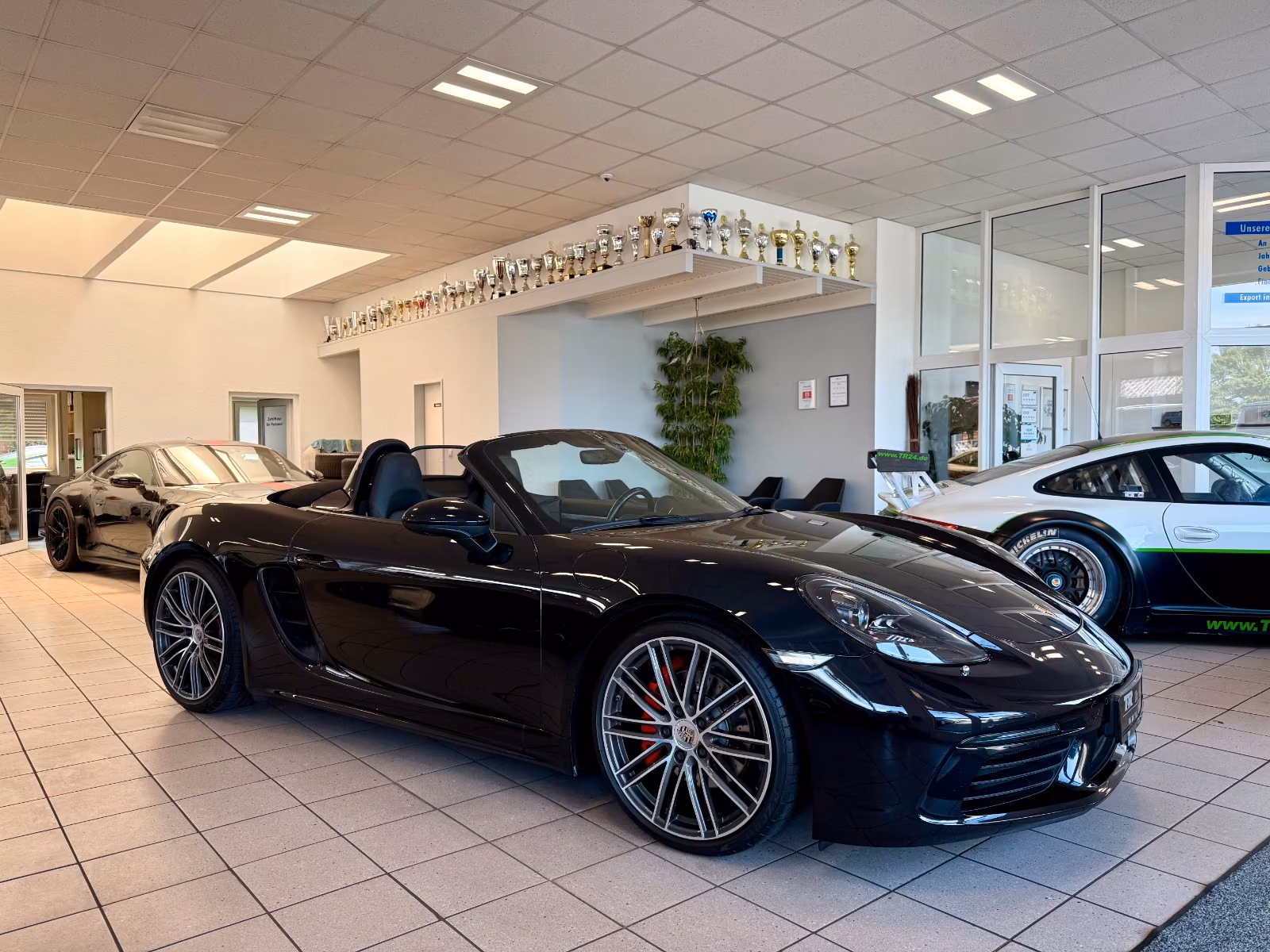 PORSCHE BOXSTER S (718) IN TIEFSCHWARZ, 2. HAND