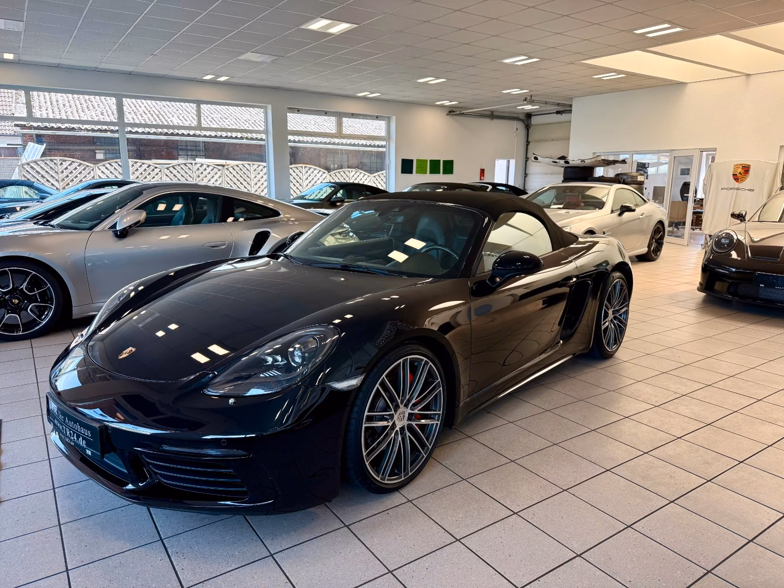 Porsche Gebrauchtwagenangebot PORSCHE BOXSTER S (718) IN TIEFSCHWARZ, 2. HAND