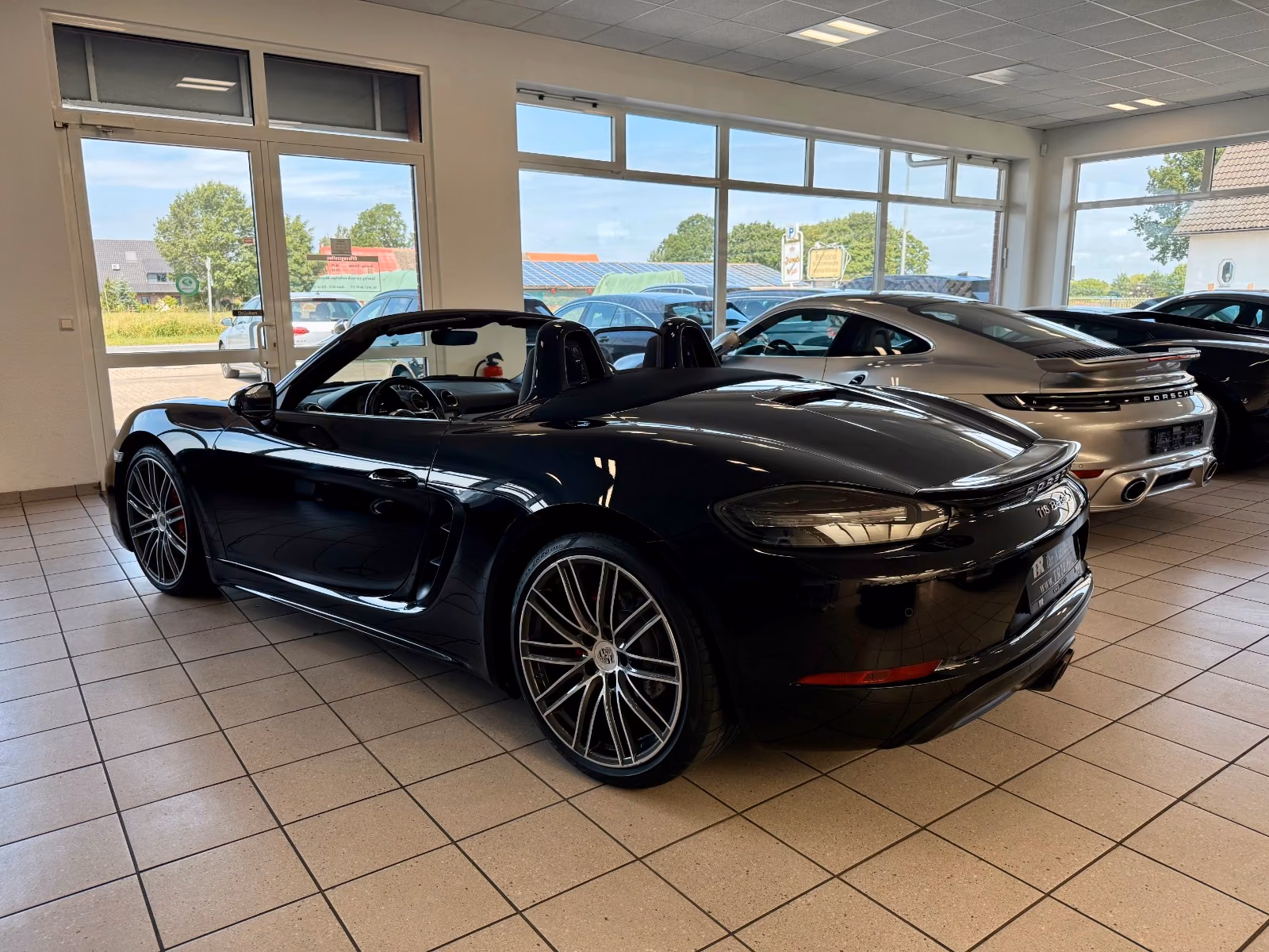 Porsche Gebrauchtwagenangebot PORSCHE BOXSTER S (718) IN TIEFSCHWARZ, 2. HAND
