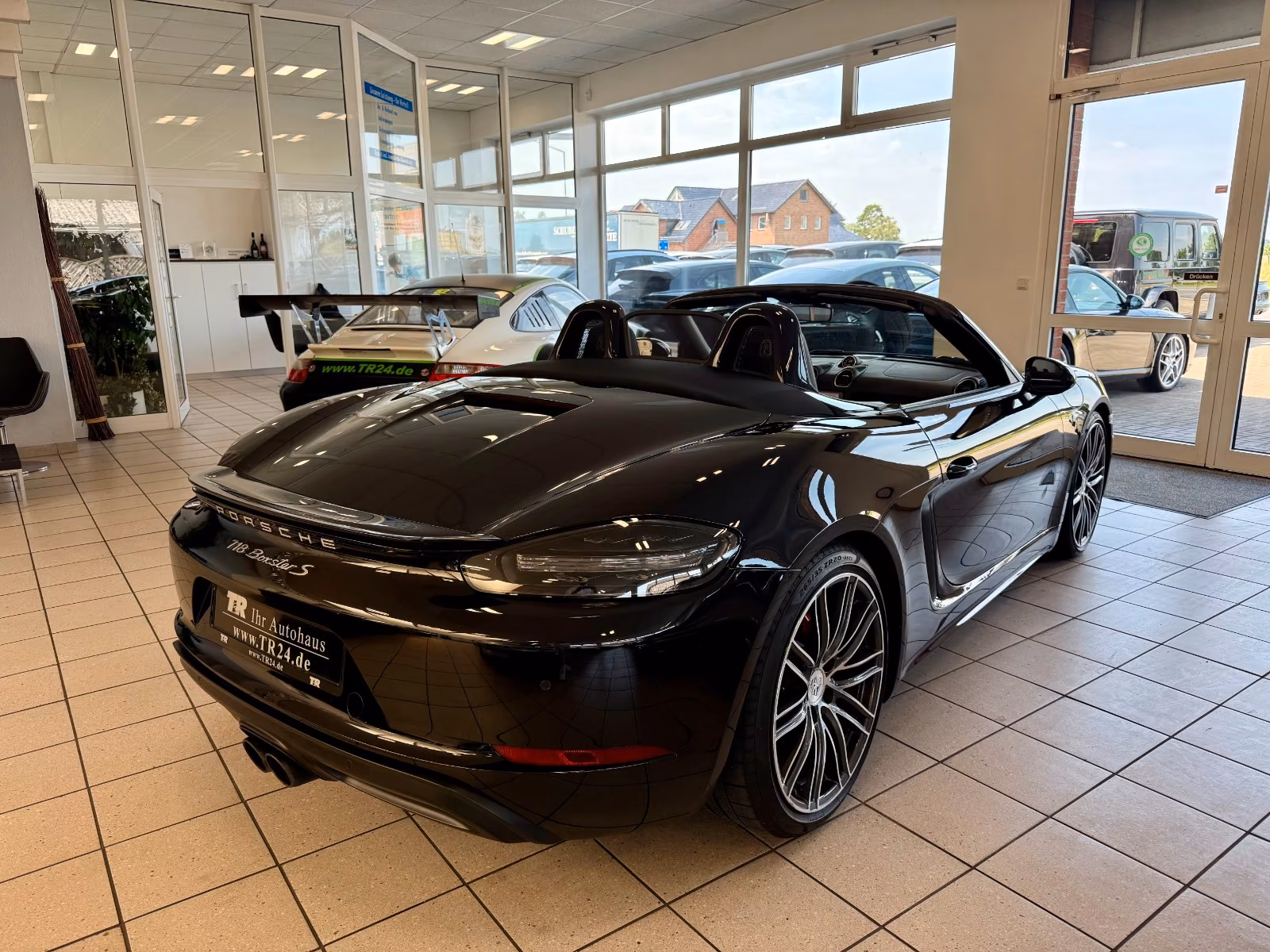 Porsche Gebrauchtwagenangebot PORSCHE BOXSTER S (718) IN TIEFSCHWARZ, 2. HAND