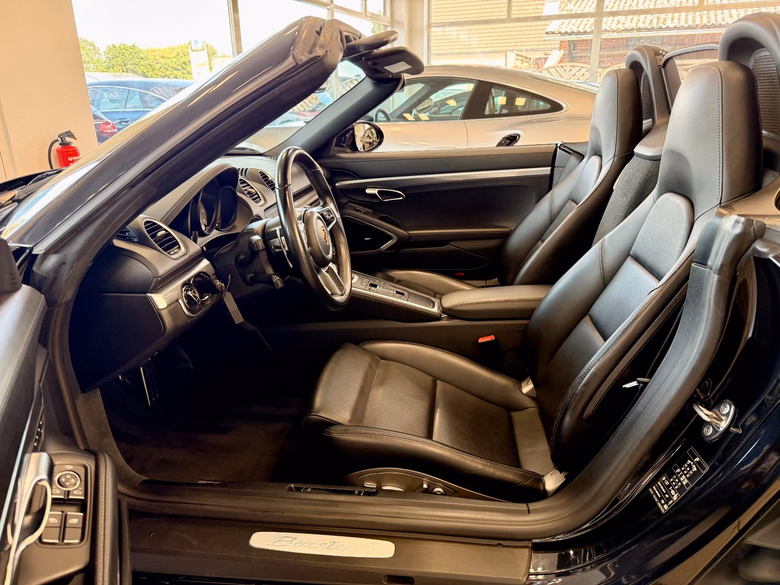 Porsche Gebrauchtwagenangebot PORSCHE BOXSTER S (718) IN TIEFSCHWARZ, 2. HAND