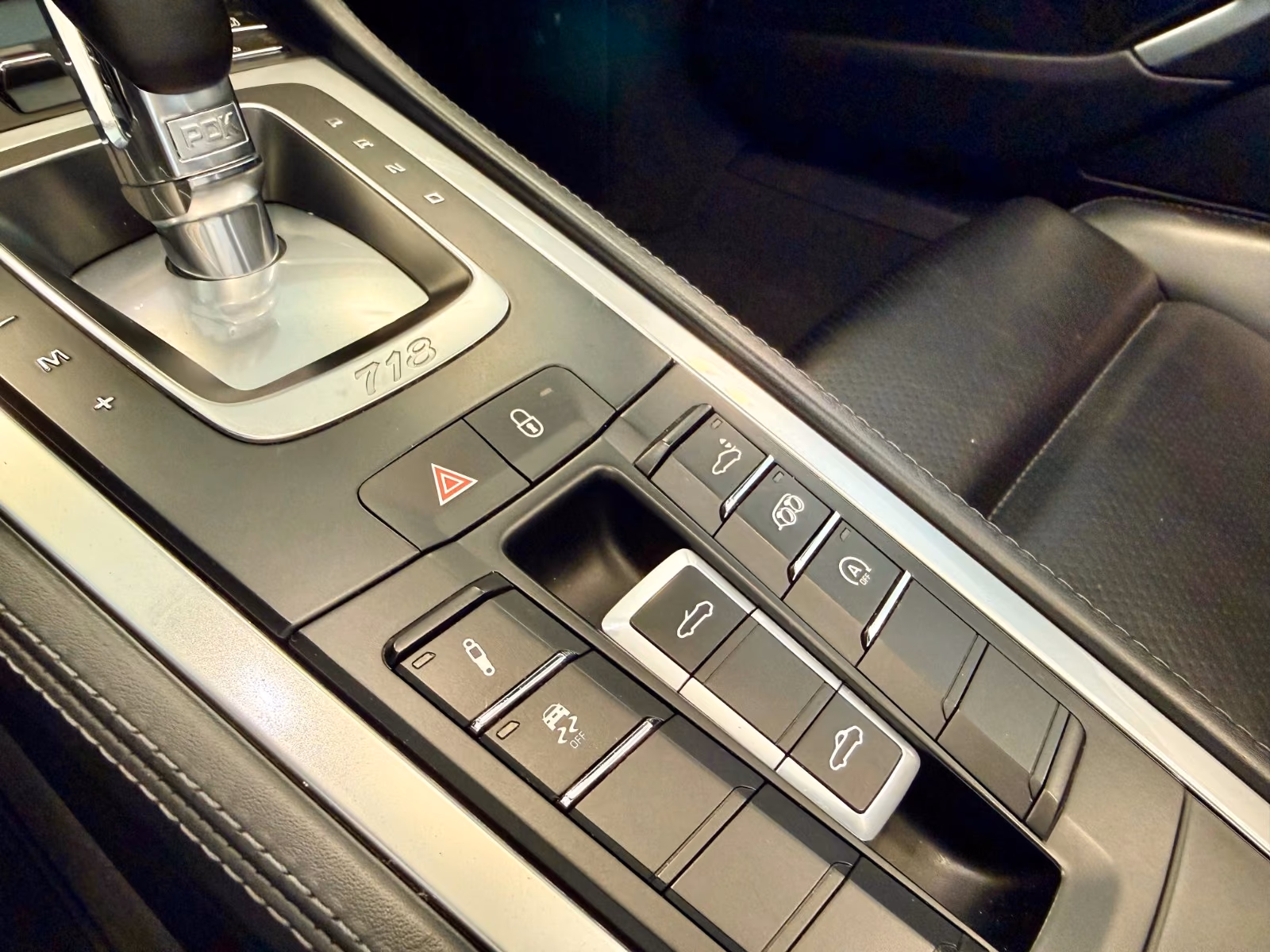 Porsche Gebrauchtwagenangebot PORSCHE BOXSTER S (718) IN TIEFSCHWARZ, 2. HAND