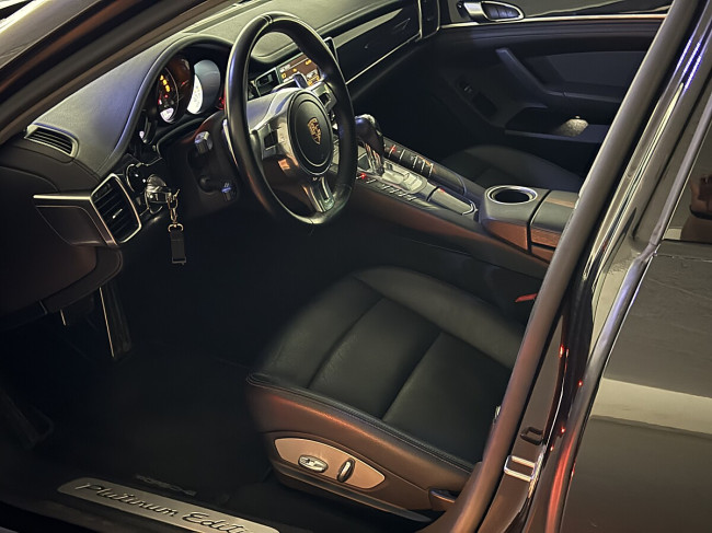 Porsche Gebrauchtwagenangebot PORSCHE PANAMERA 4 PLATINIUM EDITION IN SCHWARZ