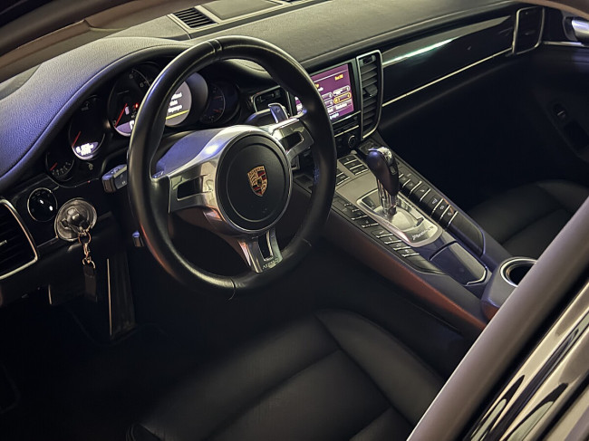 Porsche Gebrauchtwagenangebot PORSCHE PANAMERA 4 PLATINIUM EDITION IN SCHWARZ