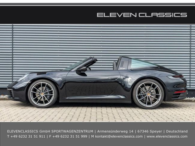 PORSCHE 992 TARGA 4 IN TIEFSCHWARZ AUS 1. HAND